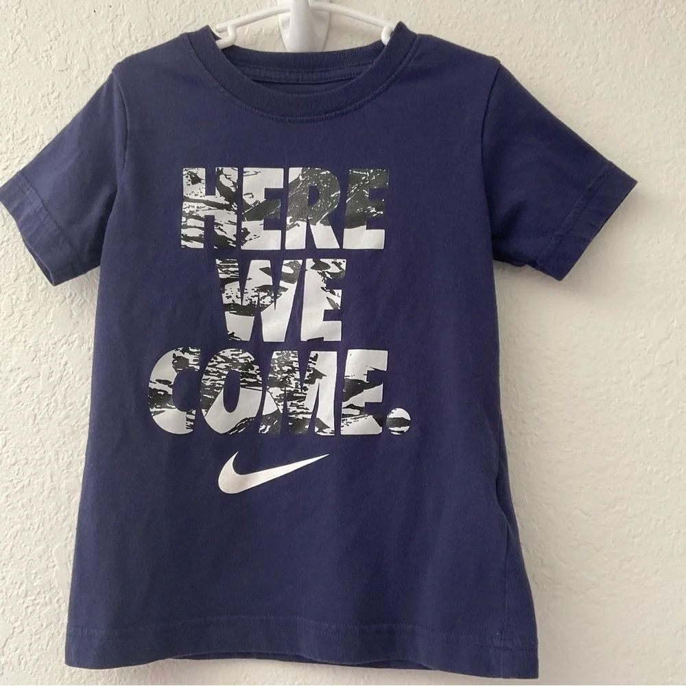 NIKE BOYS SWOOSH ‘HERE WE COME’ SHORT SLEEVES T-SHIRT